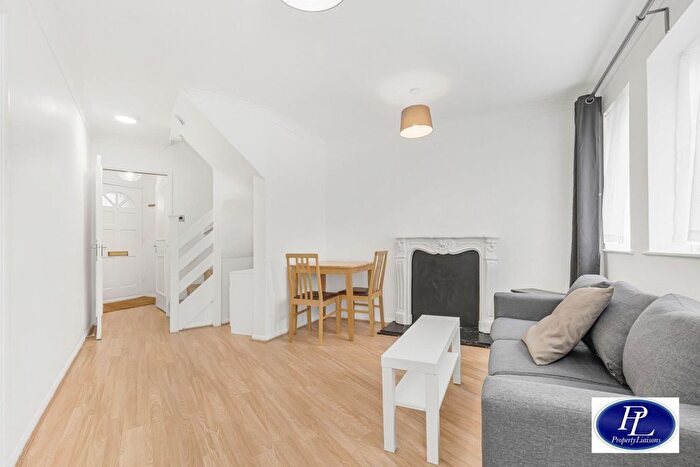 2 Bedroom Maisonette To Rent In Lime Close, Wapping, E1W