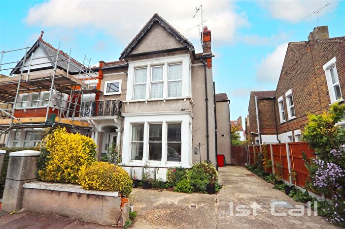 1 Bedroom Flat For Sale In Elderton Road, Westcliff-On-Sea, SS0
