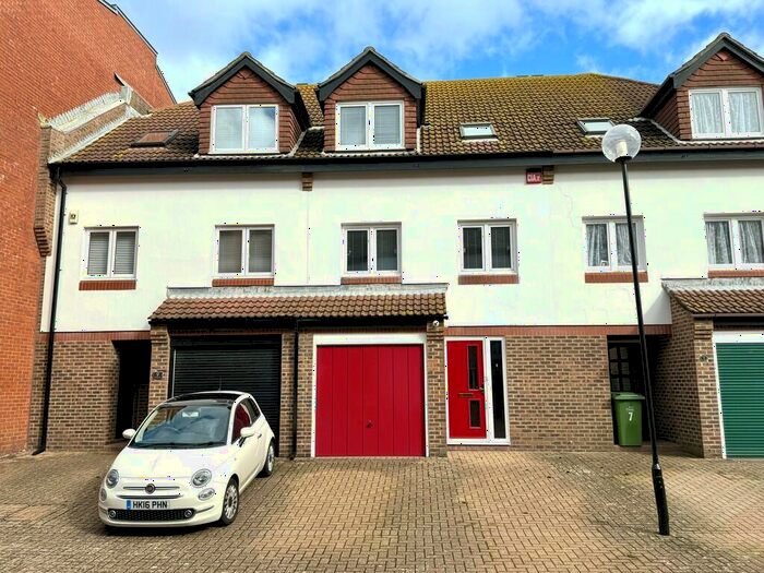 3 Bedroom Town House To Rent In Old Portsmouth, Hampshire, PO1