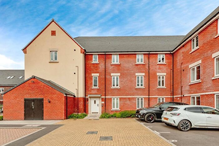 2 Bedroom Apartment For Sale In Dowlen Close, Crawley, RH10