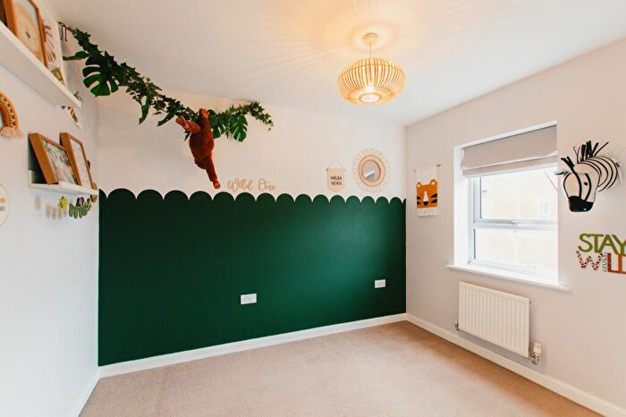 3 Bedroom Semi-Detached House For Sale In Wren Crescent, Bodicote, OX15