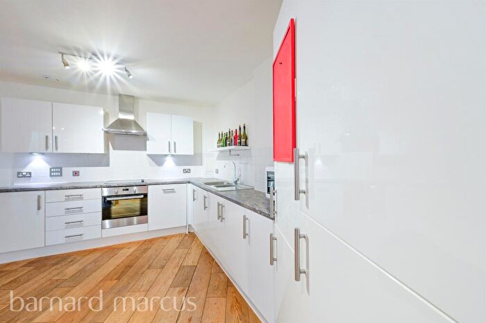 2 Bedroom Flat For Sale In Glengall Road, London, SE15