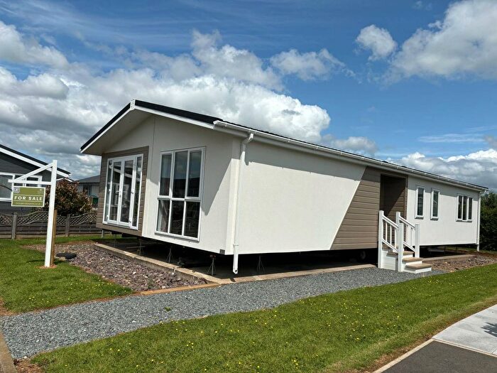 2 Bedroom Mobile/park Home For Sale In Childswickham Road, Broadway, WR12