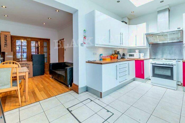 4 Bedroom Flat To Rent In Sandford Avenue, N22