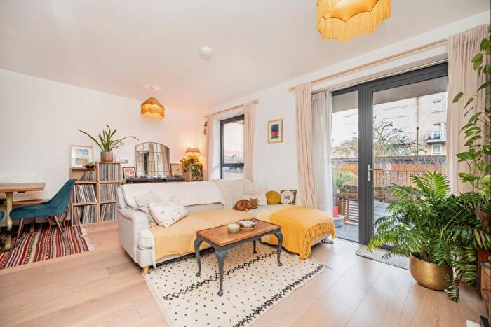 2 Bedroom Flat For Sale In Sumner Road, London, SE15