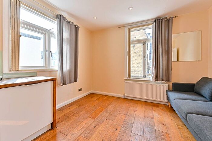 2 Bedroom Flat For Sale In Wandsworth Bridge Road, South Park, London, SW6