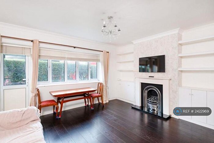 3 Bedroom Flat To Rent In Fineran Court, London, SW11