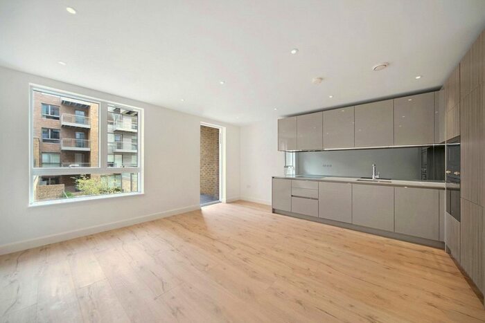 2 Bedroom Flat To Rent In Lang Court, Smithfield Square, London, N8