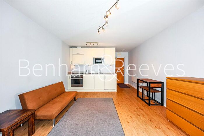 Apartment To Rent In Boulevard Drive, London, NW9