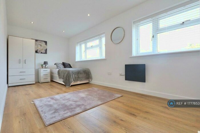 Studio To Rent In Veryan Close, London, BR5