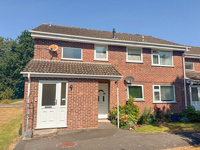 2 Bedroom Flat For Sale In Kingsfield, Ringwood, BH24