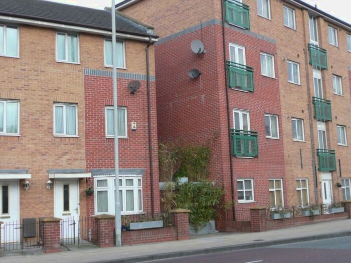 4 Bedroom Town House To Rent In Chorlton Road, Hulme, Manchester. ., M15