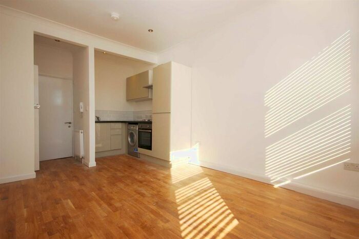 1 Bedroom Flat To Rent In St. James's Street, London, E17