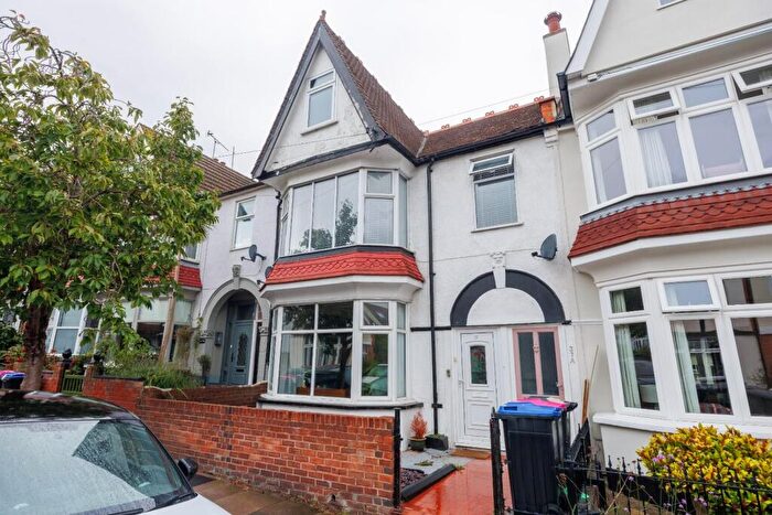 3 Bedroom Maisonette For Sale In Torquay Drive, Leigh-On-Sea, SS9