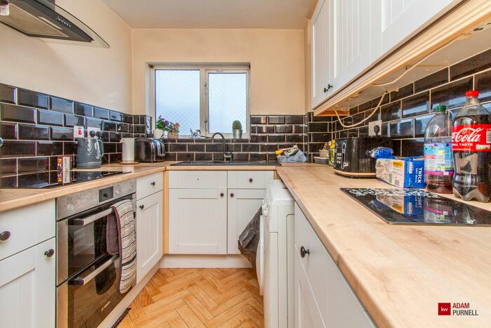 2 Bedroom Flat For Sale In Deveron Court, Hinckley, Leicestershire, LE10