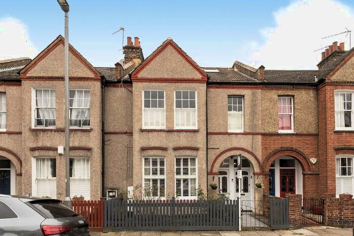 2 Bedroom Flat To Rent In Quinton Street, London, SW18