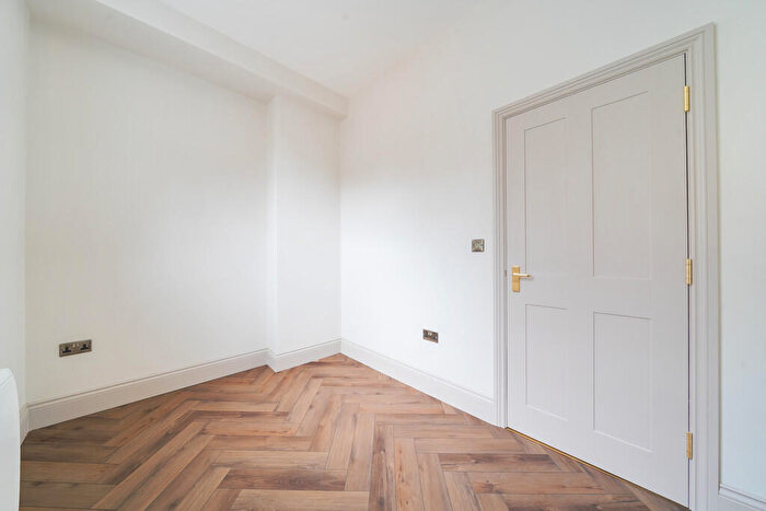 2 Bedroom Apartment To Rent In South Street, Farnham, GU9