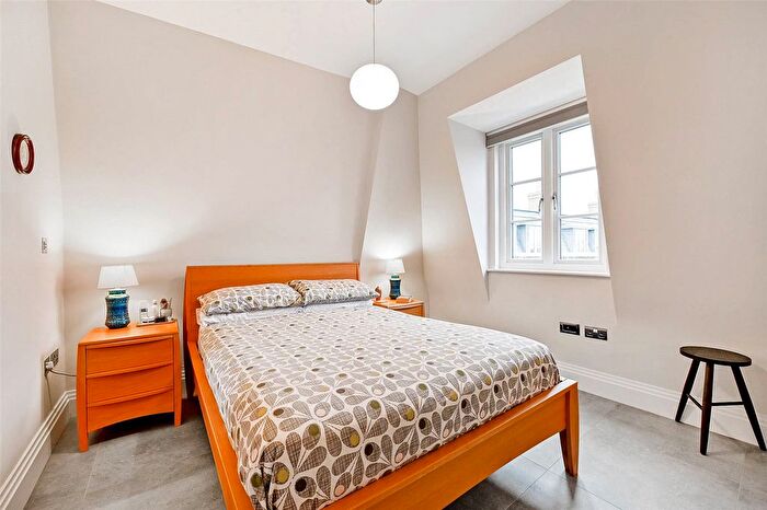 2 Bedroom Flat For Sale In Riverside Walk, Windsor, Berkshire, SL4