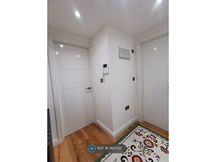 Studio To Rent In Bounds Green Road, London, N22