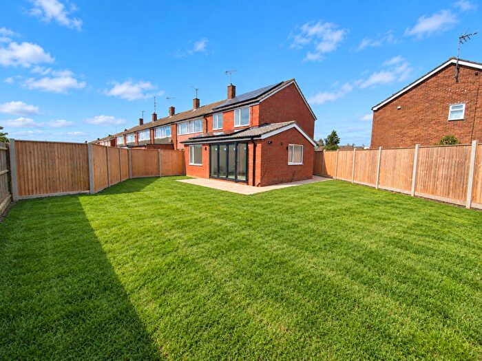 3 Bedroom End Of Terrace House For Sale In Kinross Crescent, Luton, Bedfordshire, LU3