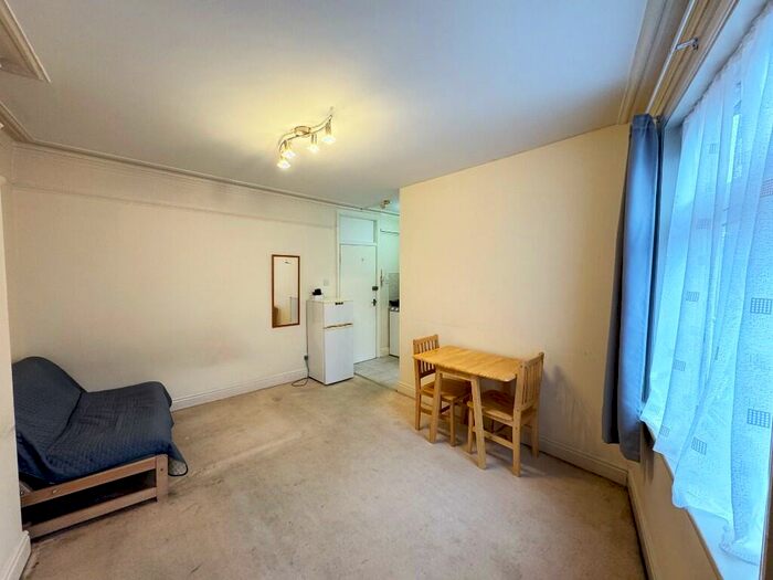 Studio To Rent In Long Lane, London, N3