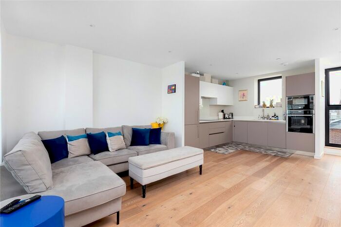 2 Bedroom Flat To Rent In Goldhawk Road, London, W12