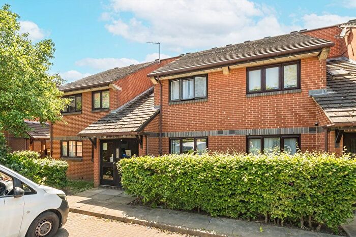 1 Bedroom Flat For Sale In St. Benedicts Close, Tooting, SW17