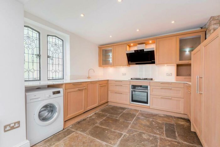 2 Bedroom Flat To Rent In Park Avenue, Wood Green, London, N22