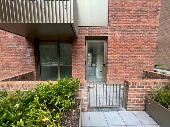 2 Bedroom Town House To Rent In Heddle Avenue, Manchester, M15