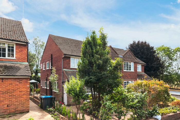 2 Bedroom Maisonette To Rent In Kelvedon Close, Kingston Upon Thames, KT2