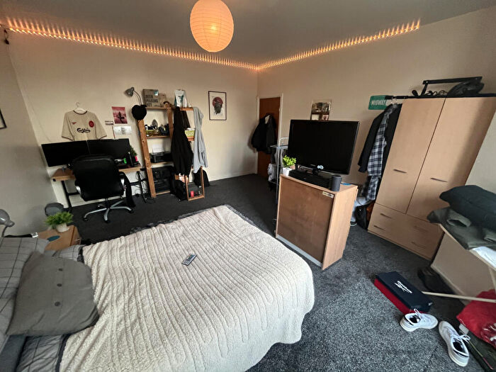 3 Bedroom Apartment To Rent In Cardigan Road, Leeds, West Yorkshire, LS6