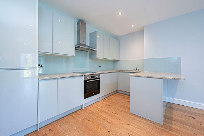 3 Bedroom Flat To Rent In Templars Avenue, Temple Fortune, London, NW11