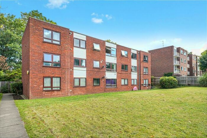 2 Bedroom Flat To Rent In Foxgrove Road, Beckenham, BR3