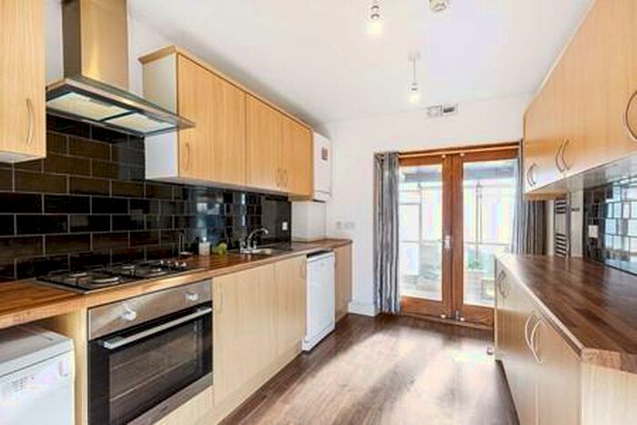 4 Bedroom Detached House To Rent In The Vale, Golders Green, NW11