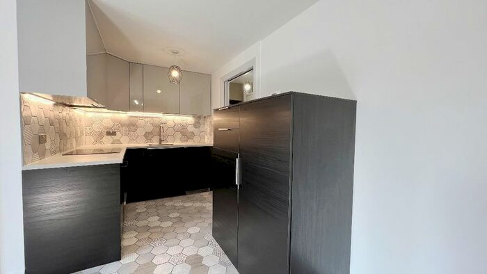 3 Bedroom Flat To Rent In Flat, Worcester Court, Avondale Avenue, London, N12