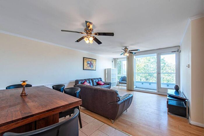 2 Bedroom Flat To Rent In Netherhall Gardens, Hampstead, London, NW3