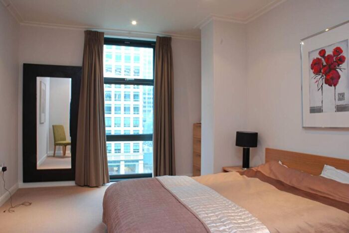 2 Bedroom Flat To Rent In Discovery Dock West, Canary Wharf, London, E14