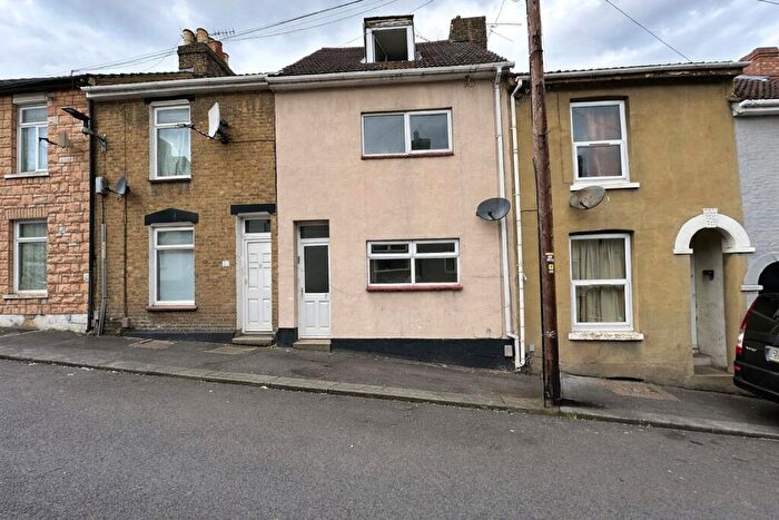 3 Bedroom Terraced House For Sale In Sturla Road, Chatham, Kent, ME4