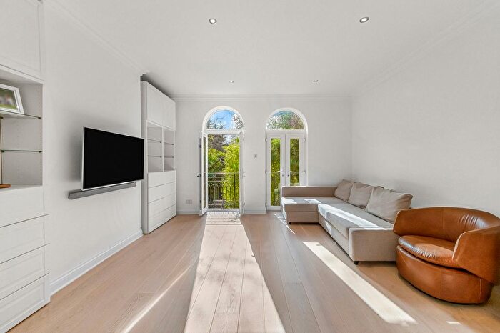 3 Bedroom Maisonette For Sale In King George Square, Richmond, TW10