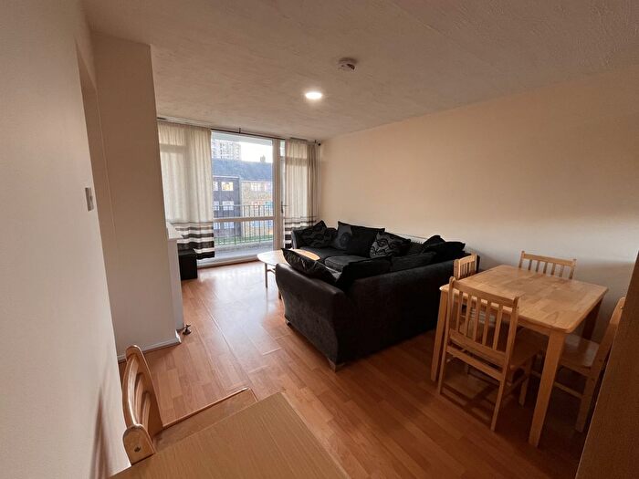 3 Bedroom Flat To Rent In Hillingdon Street, Elephant And Castle, London, SE17