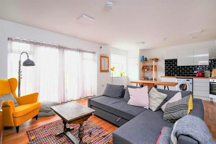 3 Bedroom Flat To Rent In Shorndean Street, London, SE6