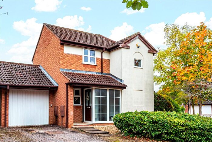 3 Bedroom Link Detached House For Sale In Hutchings Close, Loughton, Milton Keynes, Buckinghamshire, MK5