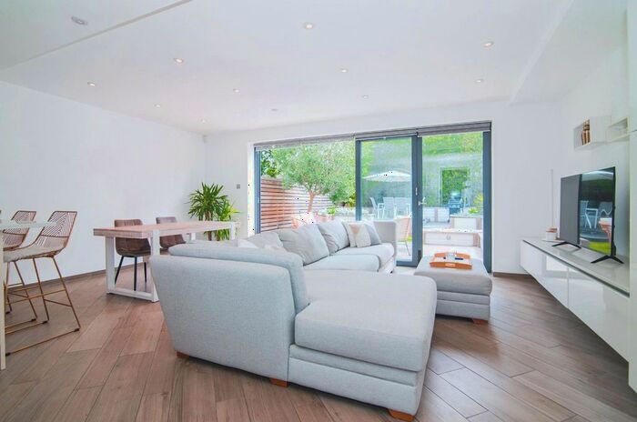 3 Bedroom End Of Terrace House To Rent In Glebe Way, Hanworth, Feltham, TW13