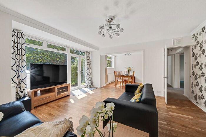 3 Bedroom Flat For Sale In Field Close, Bromley, BR1
