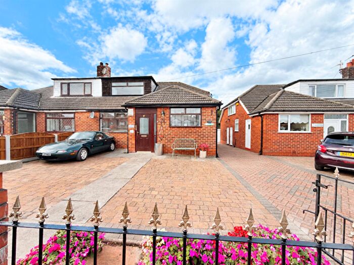 3 Bedroom Semi-Detached Bungalow For Sale In Broadway, Chadderton, Oldham, OL9