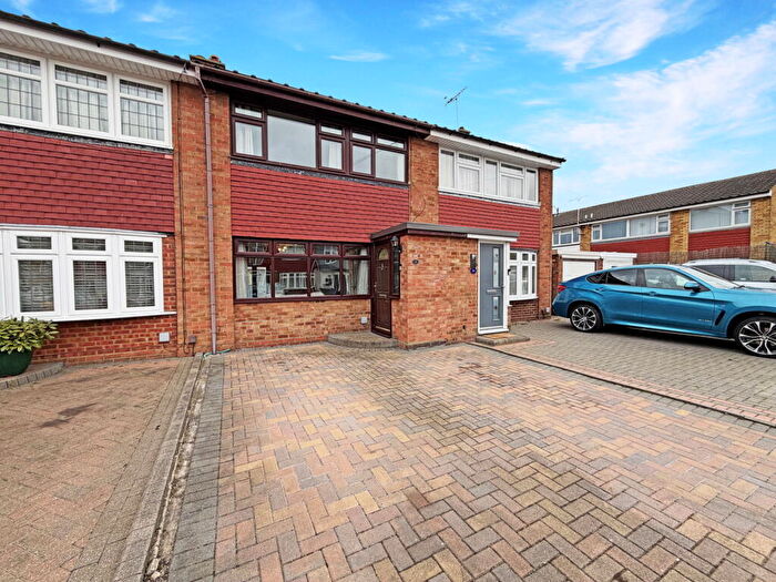 3 Bedroom Terraced House For Sale In Woodmanhurst Road, Corringham, SS17