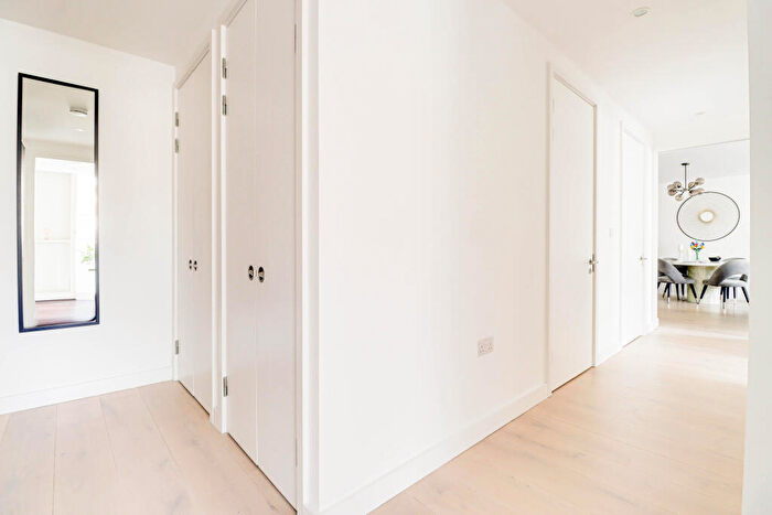 2 Bedroom Flat For Sale In Gabriel Square, St. Albans, Hertfordshire, AL1