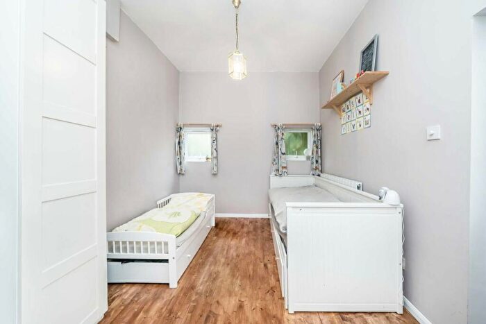 2 Bedroom Flat For Sale In Queens Avenue, Whetstone, N20