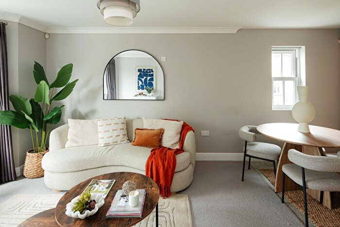2 Bedroom Flat For Sale In Martell Road, London, SE21