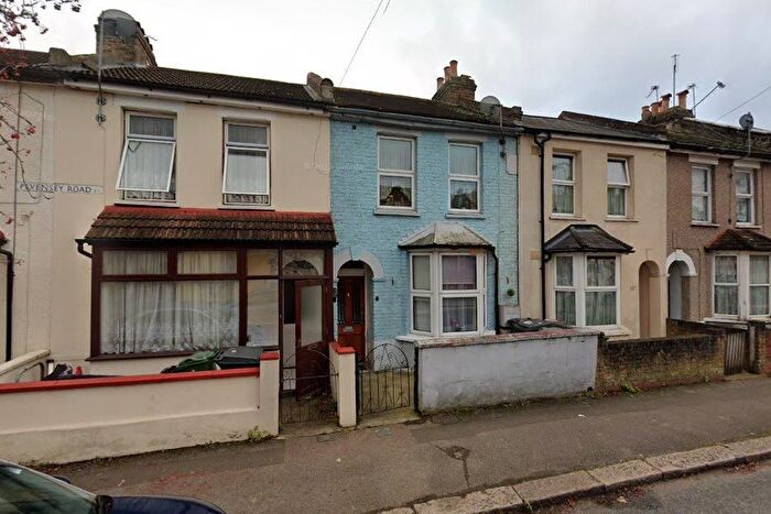 2 Bedroom Flat To Rent In Pevenset Road, Forest Gate, E7